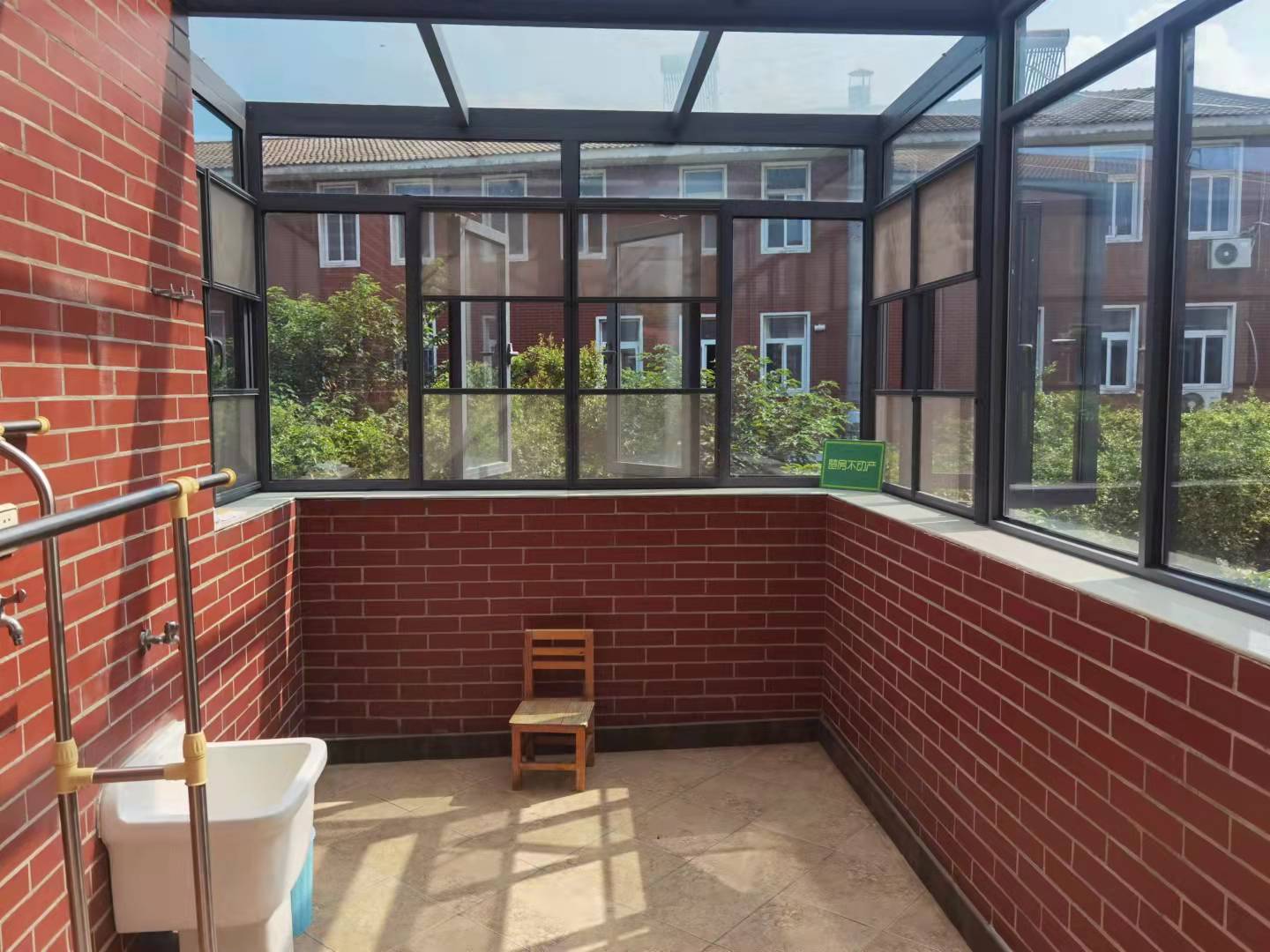 西郊庄园乡野别墅乡村花园壕装联排别墅，一线水景，装修花了100多，养花养草可钓鱼