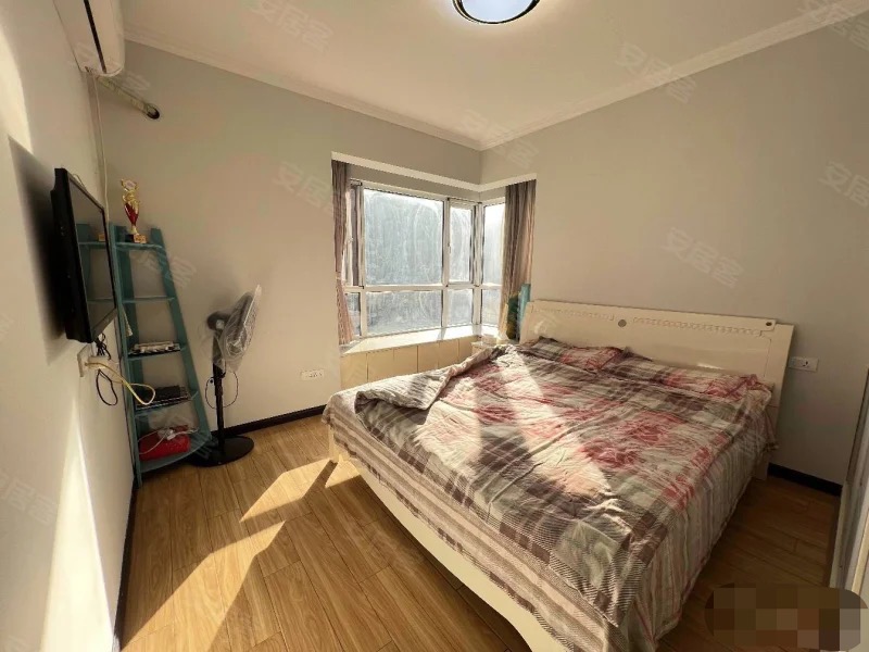 业主诚心出售，和合国际，精装大两房两厅两卫，中间好楼层，证满二