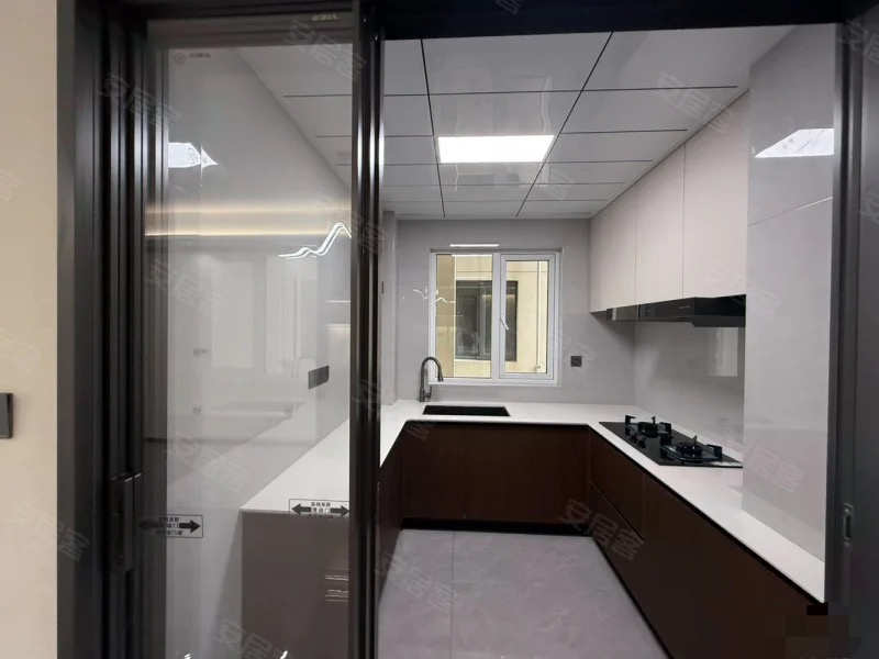 金科御府，全新精装3房2厅2卫，边户​，理想城新三中三小​，证件满二，送地下停车位