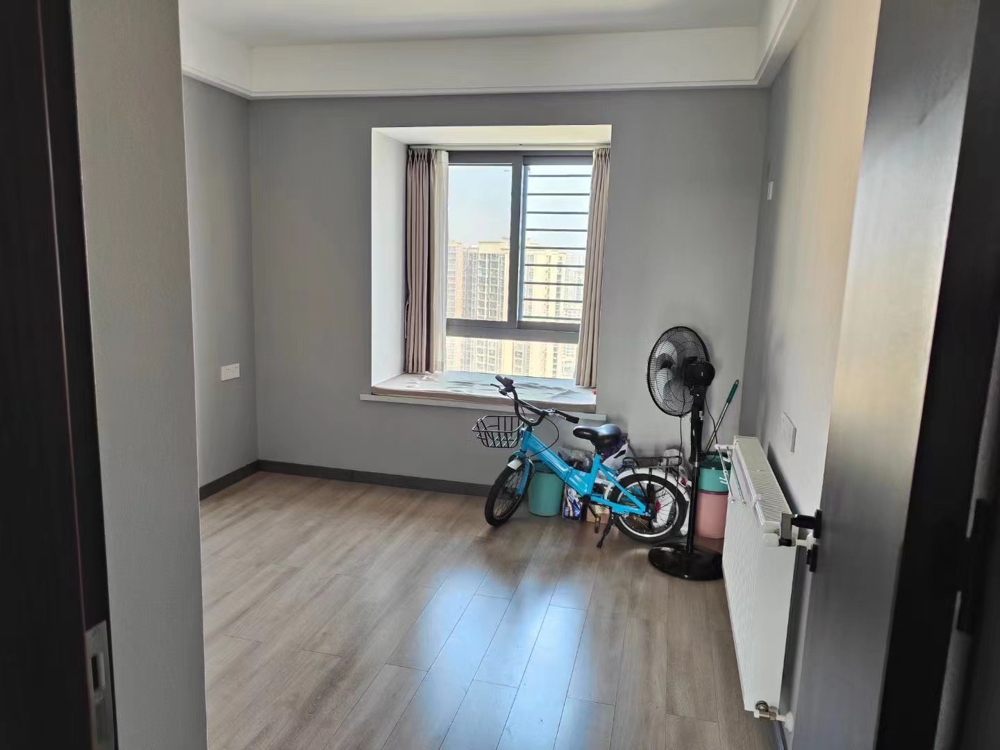 房东亏本出售，新二中对面，全屋暖气片，家具家电全送，证满二