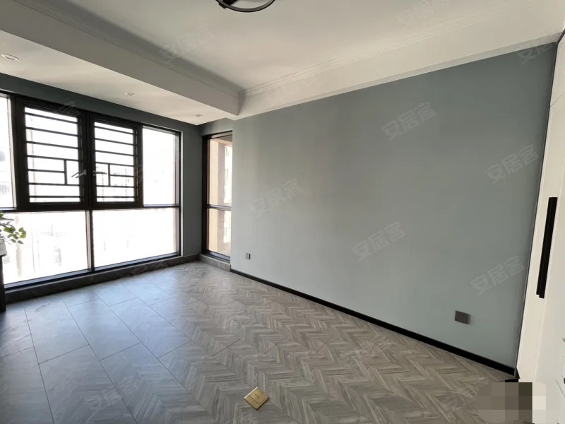 181，​沔阳‬公馆。‮新全‬装修‬，精装三房，拎‮入包‬住，​队口‮阳沔‬xiao学元‮三泰‬中，‮楼好‬层