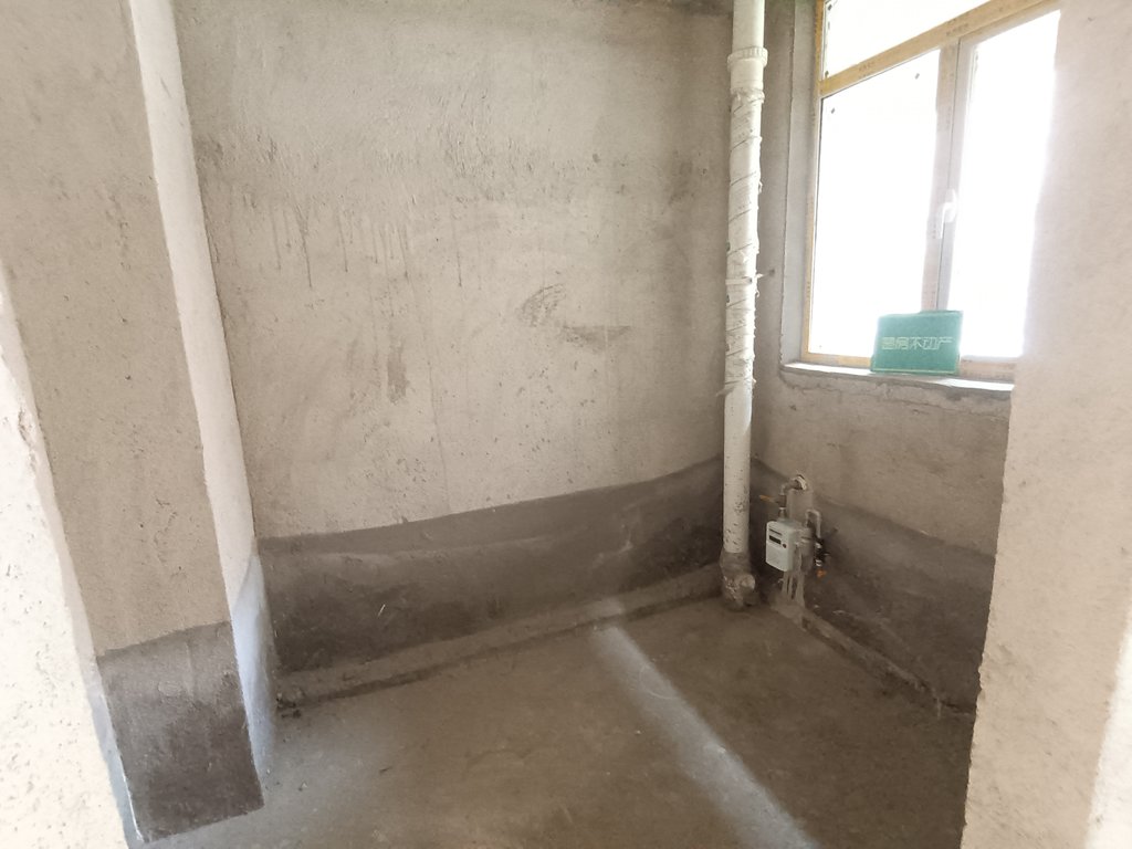 天泽园.毛坯大三房.南北通透双阳台.看房方便