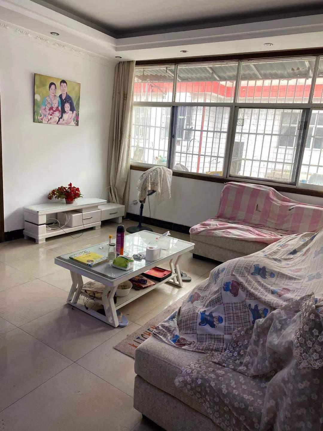 地富小区36万元104㎡3室2厅2卫，小区停车方便！