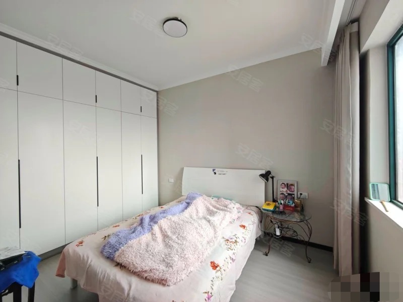 降价了降价了，城区好地段，时代广场，精装电梯3房，好楼层，9成新，拎包即住，