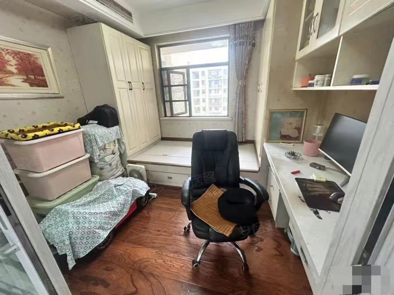 急售，新街，电梯好楼层，大平层25楼，单价5200，精装大三房两卫，全屋中央空调，证满二