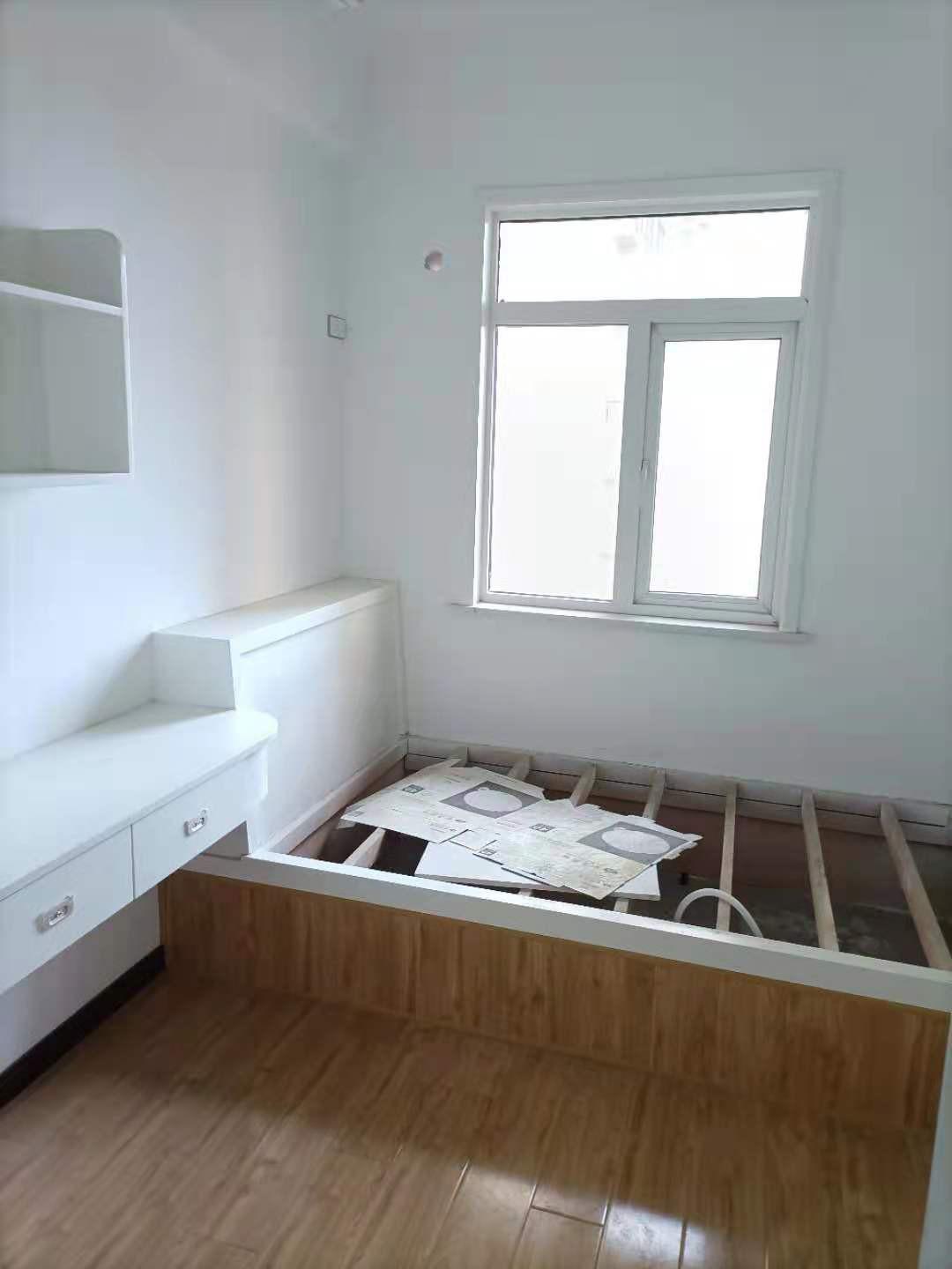 硬装装好了。证10月份满两年。可配合满