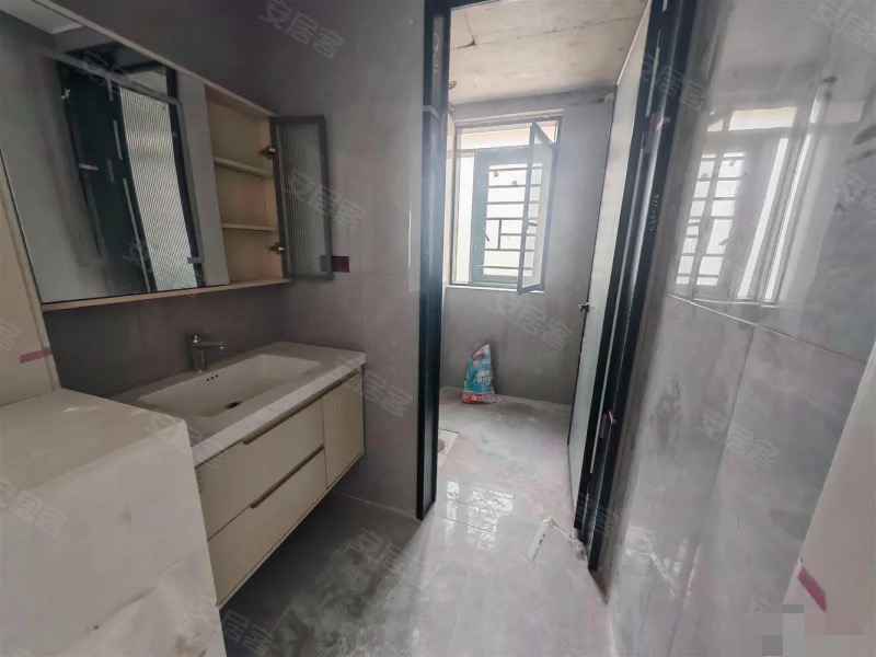 433，城南，朝阳丽景，小高层5楼，精‮半装‬成品，边户，‮房三‬两卫，​捡漏