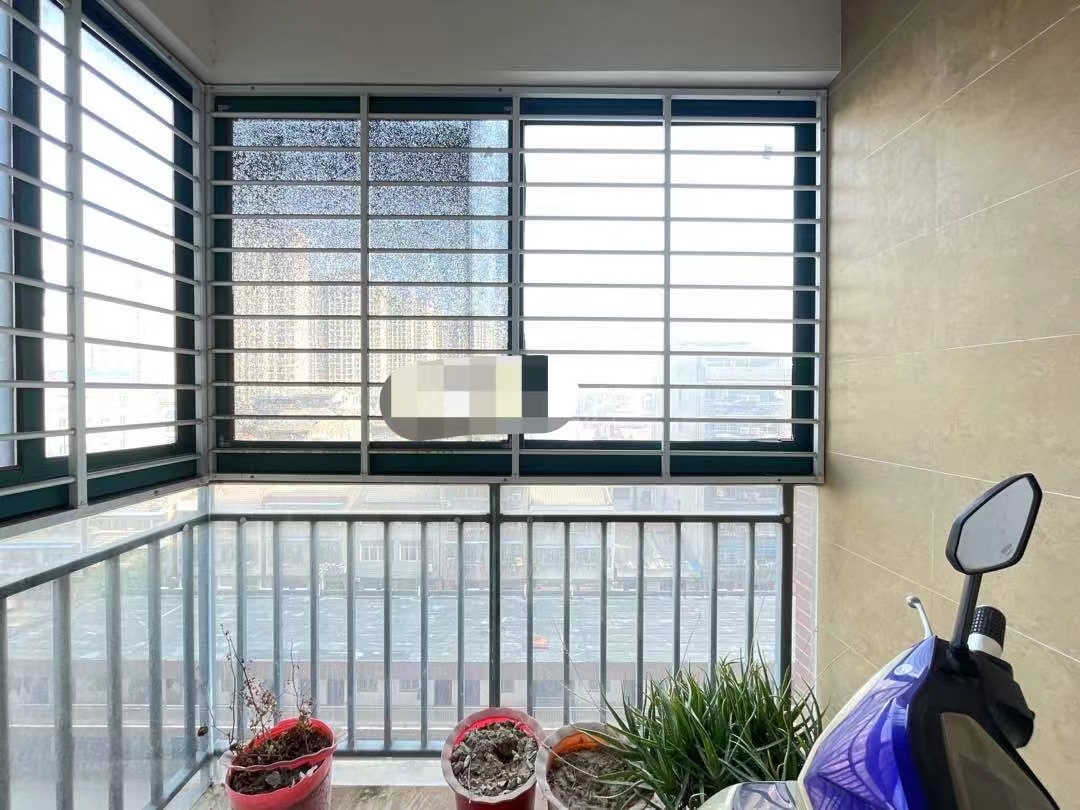 又降价了，房东急售，漫城林语，一中对面，边户，单价4500，好楼层，精装三房，看中了可谈