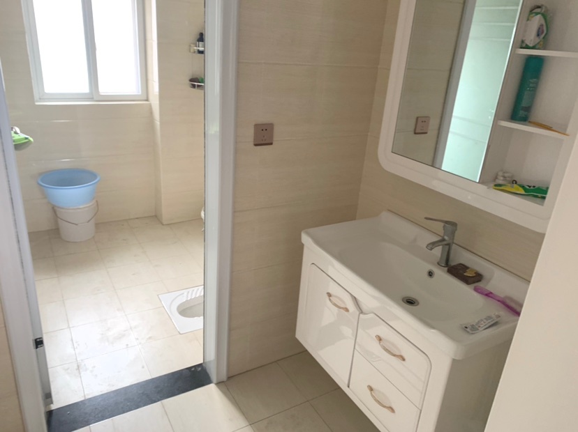 城西妇幼旁，鸿升现代城精装三房，单价不到4千，急售