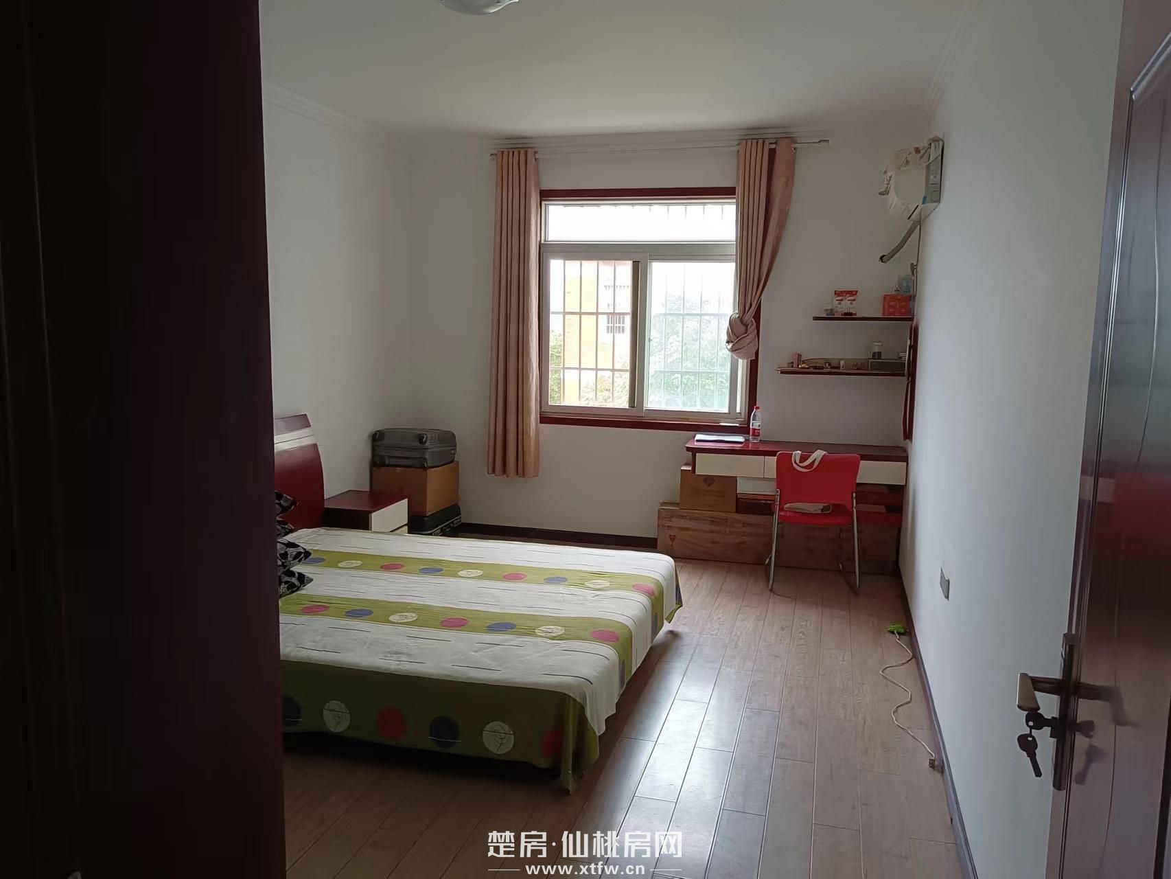 仙桃中学新校区、仙桃二中新校区旁，绿湾社区4室2厅2卫150平，南北通透，毛坯价出售，拎包入住