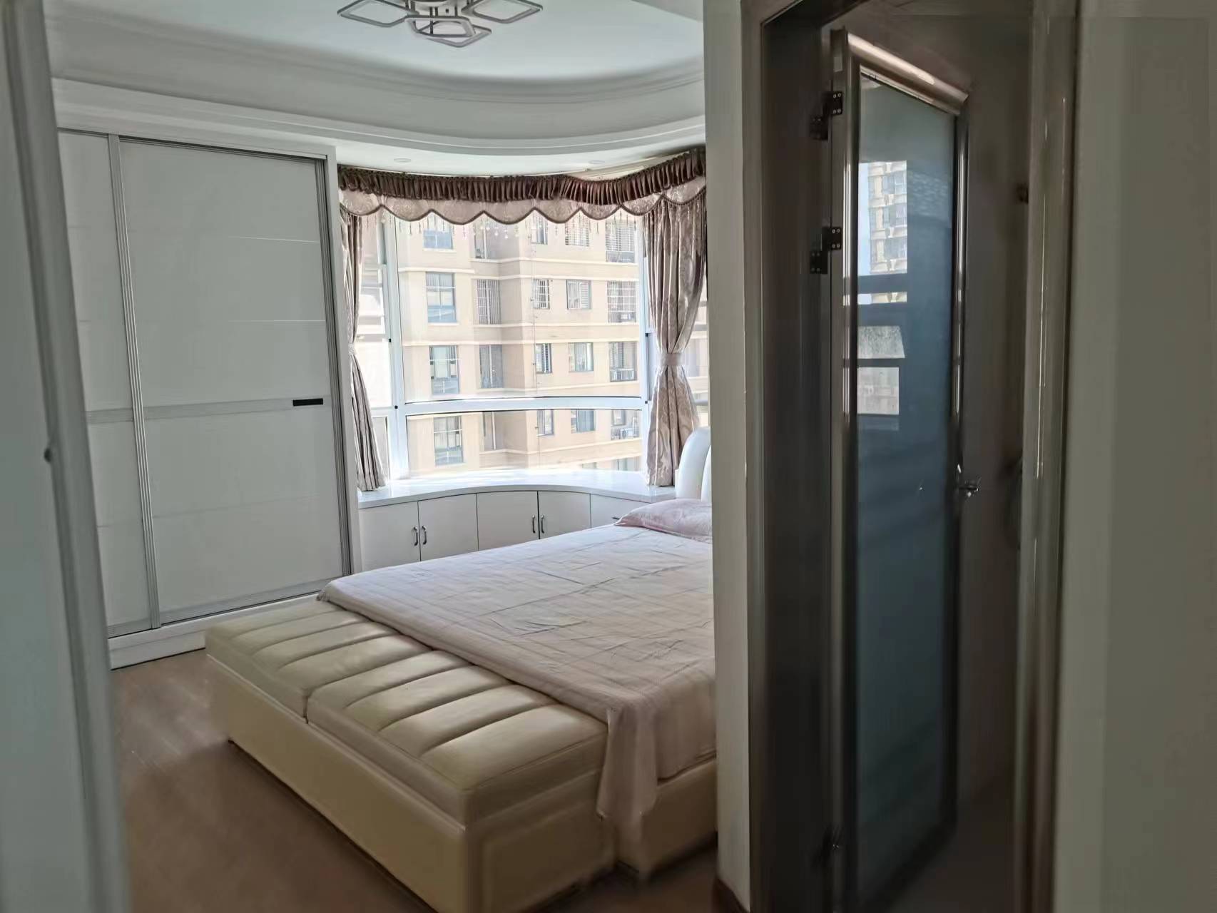 公园世家.精装三房两卫.中间楼层..证件满二.看房约