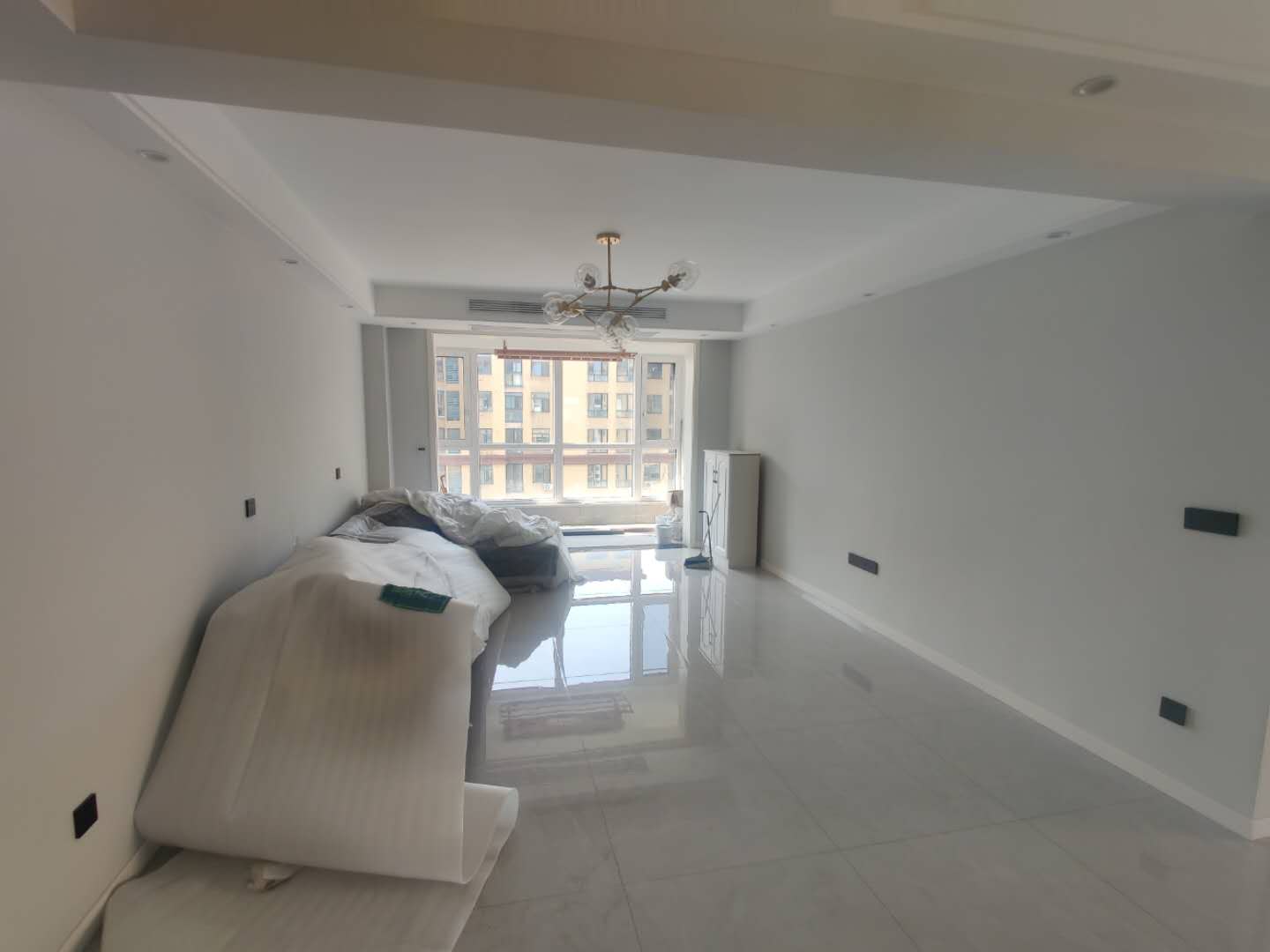 新城一号  实验三小旁  大三房精装修  一天未住的  看房方便