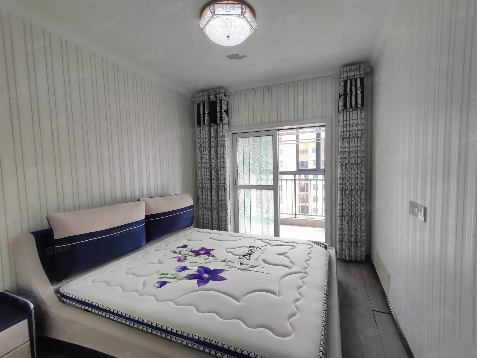 87，手付1万，单价4500，精装三房，读立连廊，证满二，家具家电全送，电梯小高层