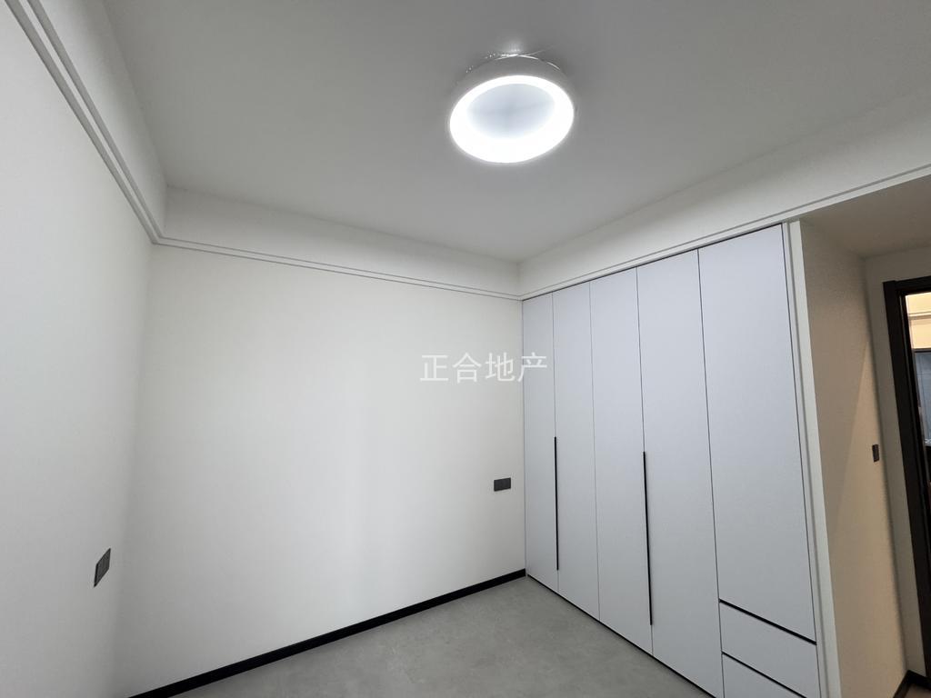 降价了，业主诚心出售，城南，森林国际湖景房，电梯好楼层，精装三房，证满二，新二中二小，