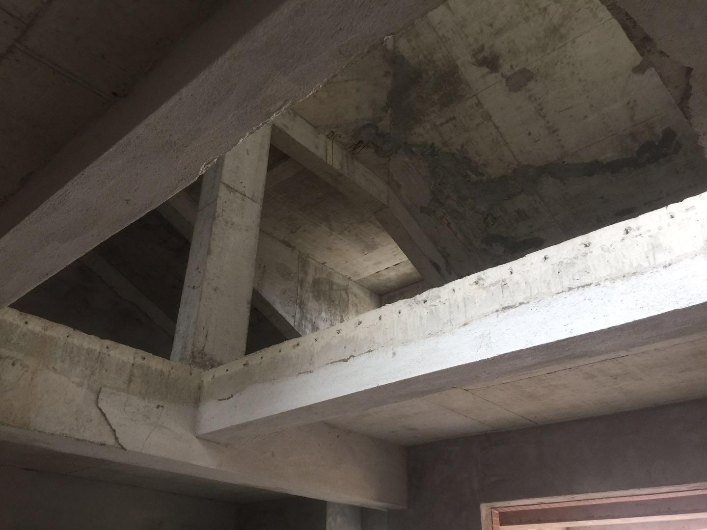 新城壹号五期 顶楼复式，坡屋顶