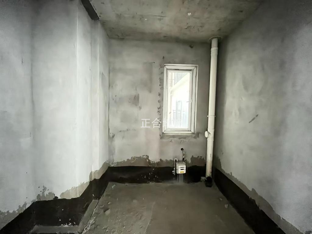 蓝天花园，125平边户，中间楼层