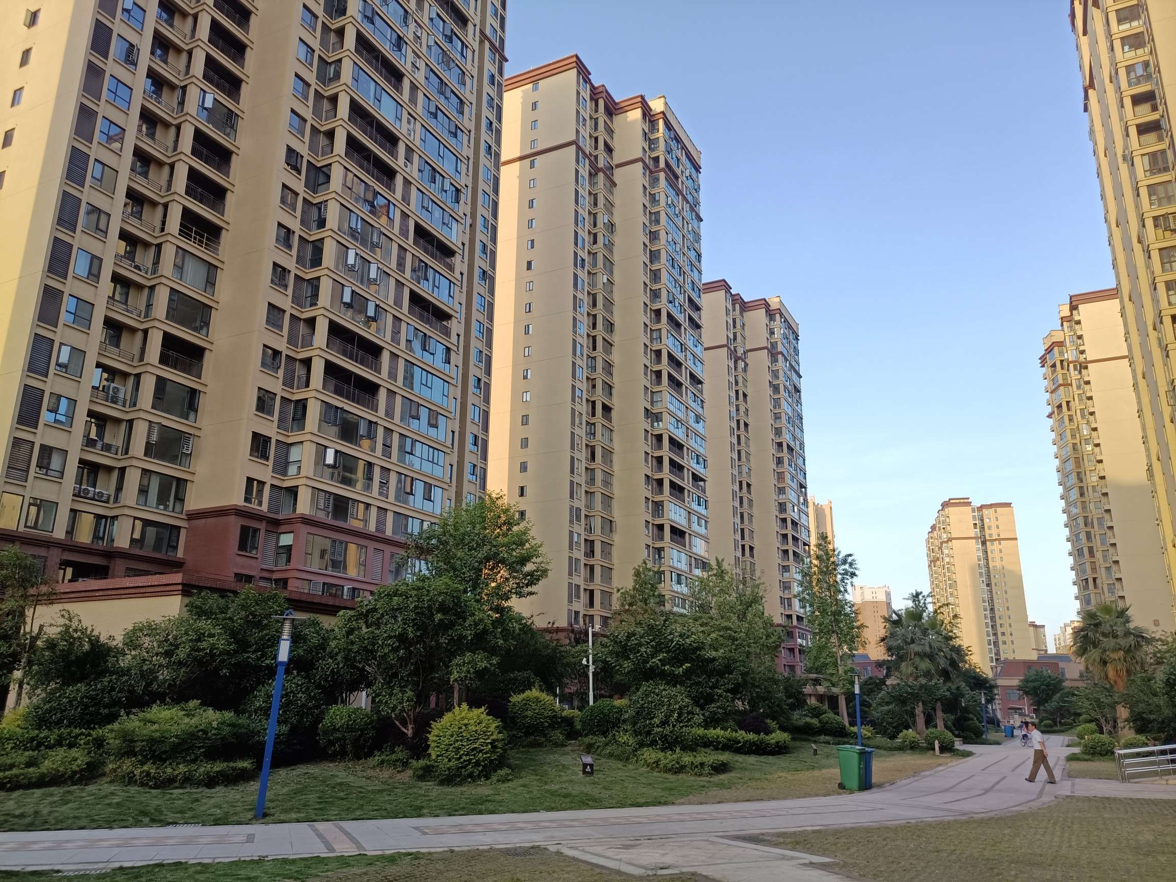 银孚领秀城3室2厅2卫全新毛坯房边户边户完镁的户型南北通透前后阳台