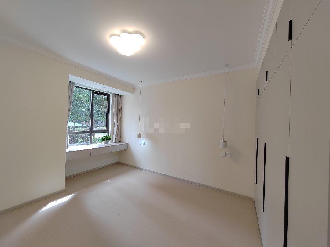 城南沔小旁，颐和公馆，全新精装大四房，送50平花园，带院子，证满二，双阳台