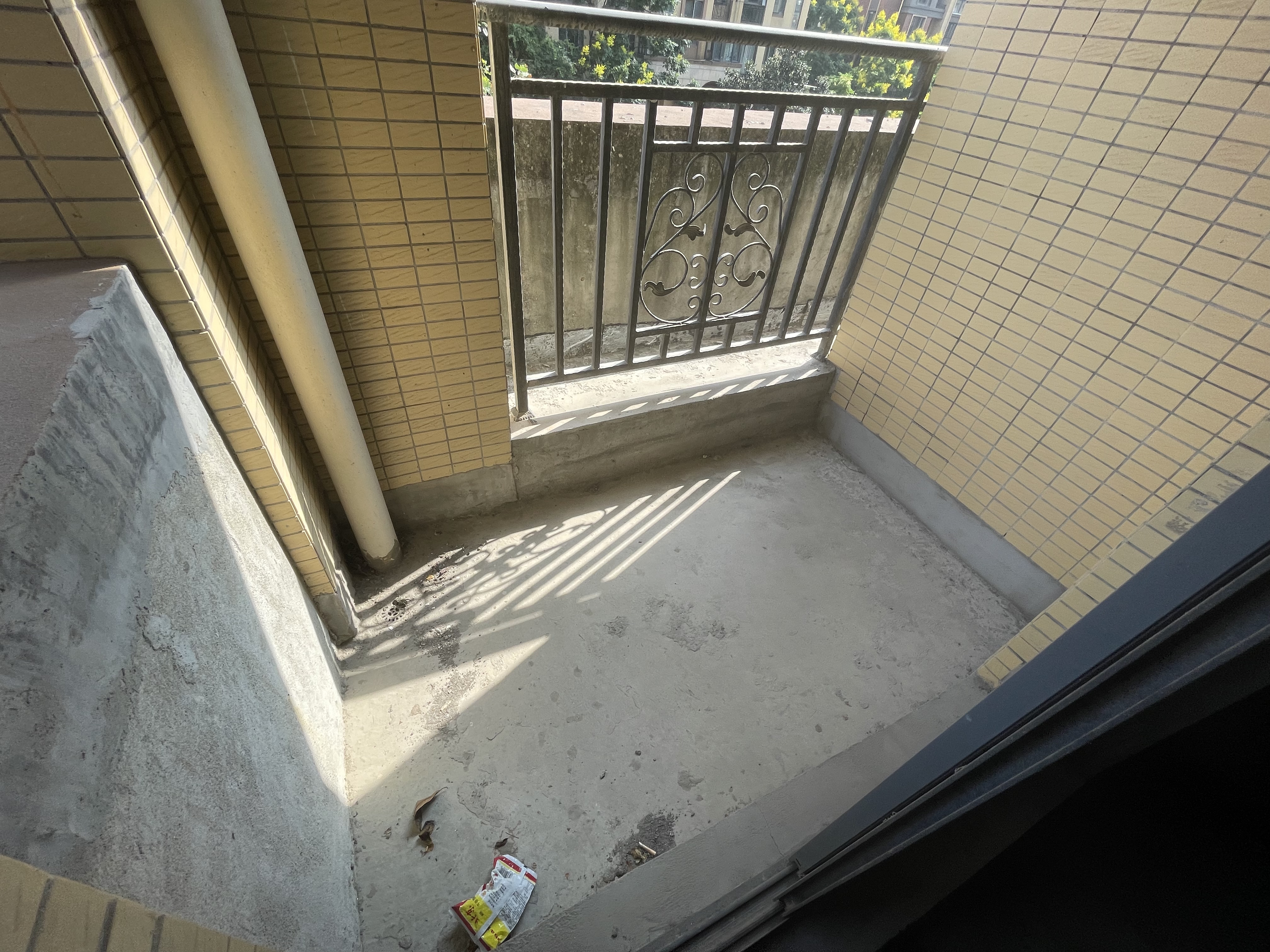 绿地香格里拉电梯小高层毛坯四房看房方便有钥匙证件老证税费低