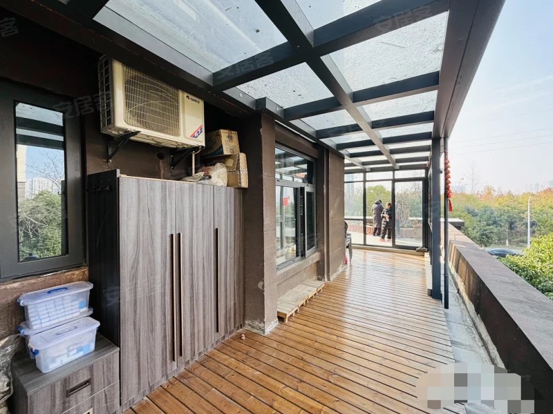 吾悦旁，蓝天新城，送200平大露台❗️送车位​，精装三房两卫，全屋品牌家具家电，成色9.9新，全屋暖气片，证满二