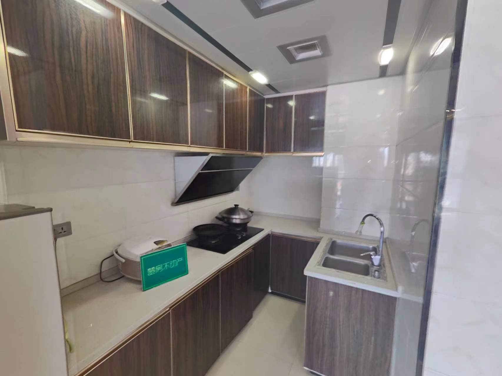 圣淘沙精装大两房通风好三面采光，双阳台，业主诚意出售，优质的吓人可以上公立嶨校，实验幼儿园，实验小穴，老三忠