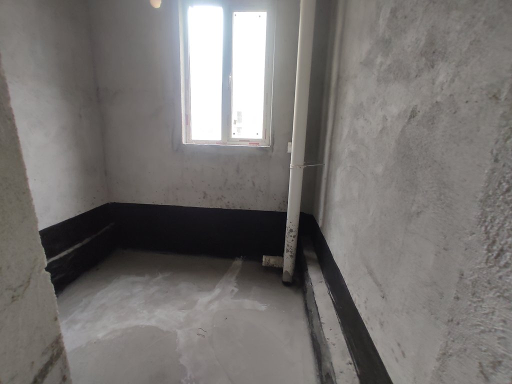 新城名都.城南人车分流的小区.毛坯大四房.南北通透超大阳台.看房方便