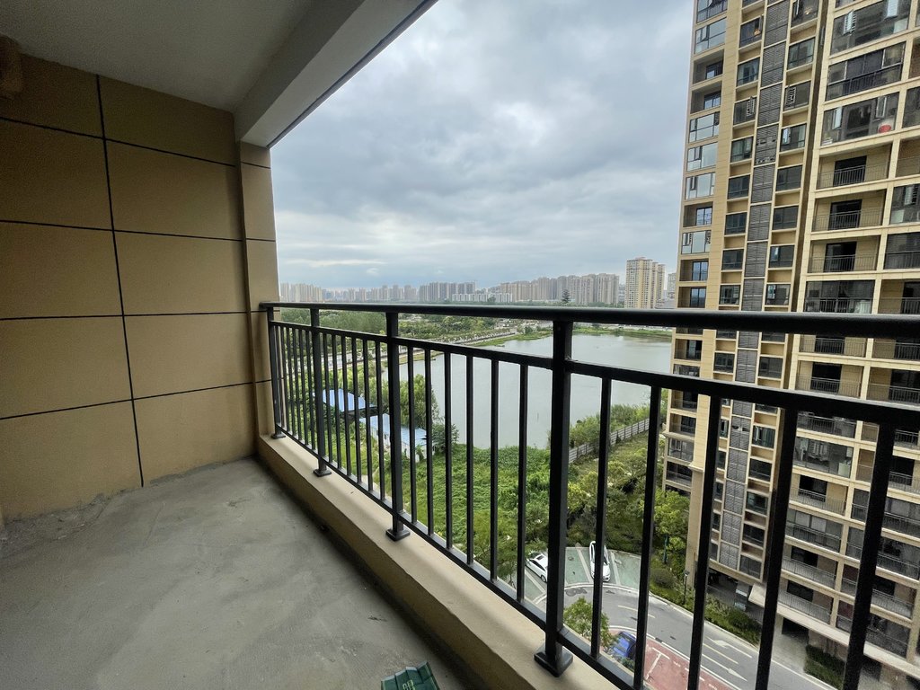 森林国际.毛坯三房.户型端正.楼层好.采光好