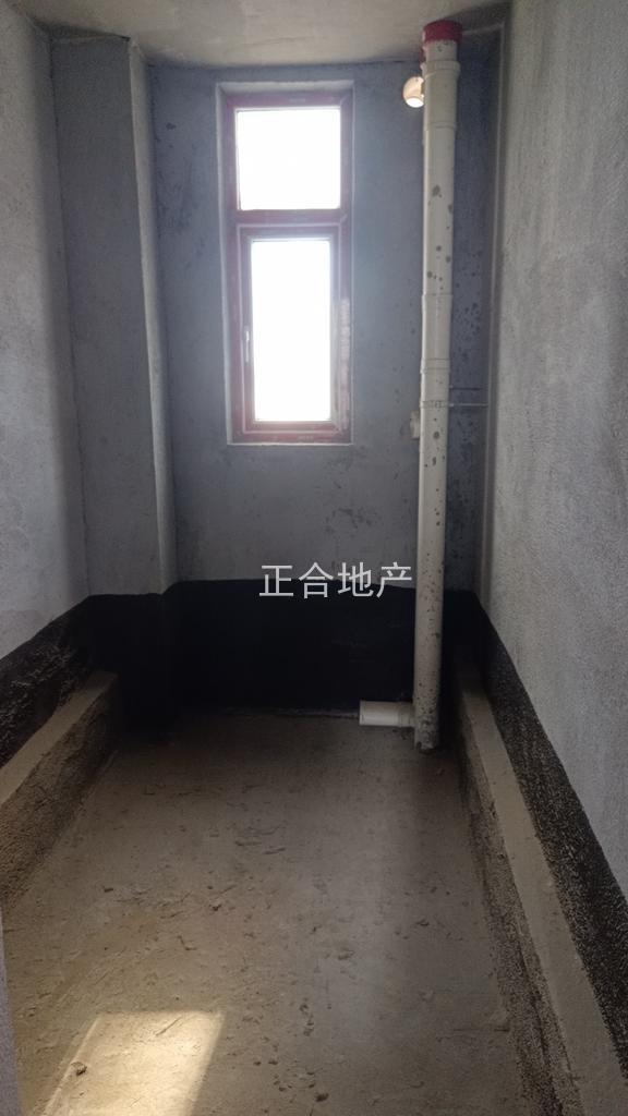 捡漏，亏本出售，风和日丽，毛坯4房，单价5000送车位，边户，电梯好楼层11楼，证满二