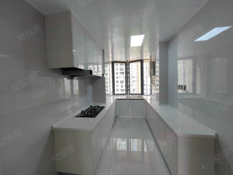 城南，电梯8楼，御湖世家，全新精装大三房，纯东边户，诚心出售