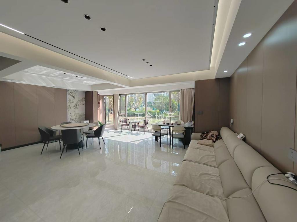 降价了，吾悦华府，1楼，精装三房，单价5900，大横厅大花园，全屋中央空调，采光好