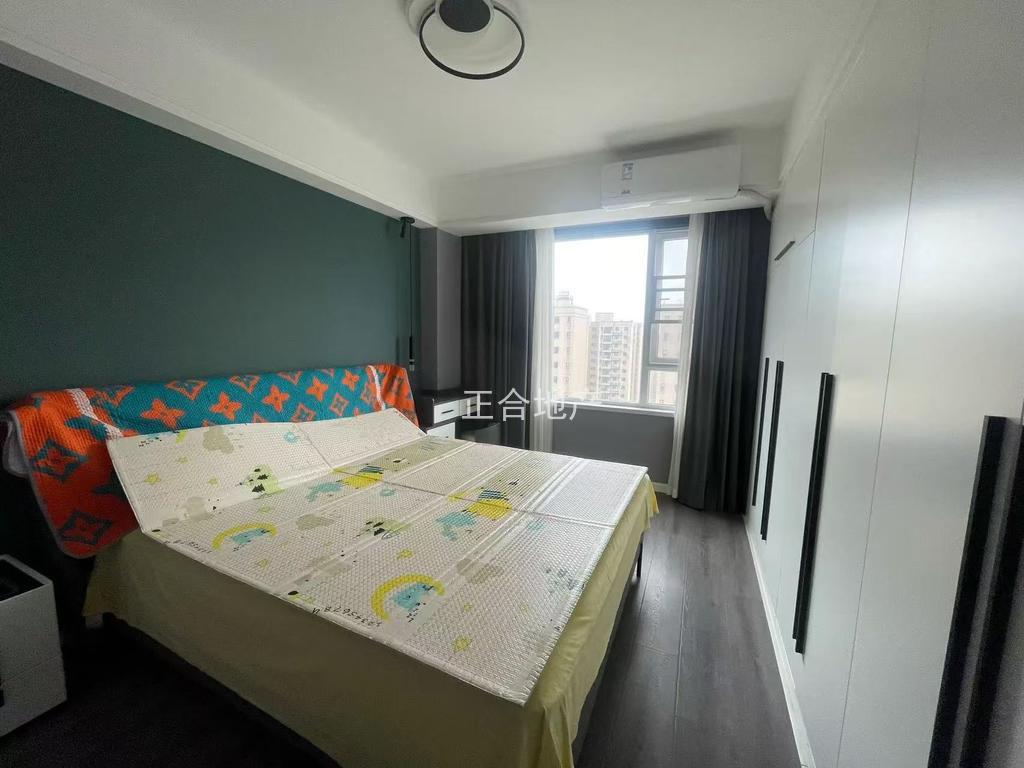 满庭春五期，精装4室2卫+活动室，单价5000，东边户，9成新。拎包入住