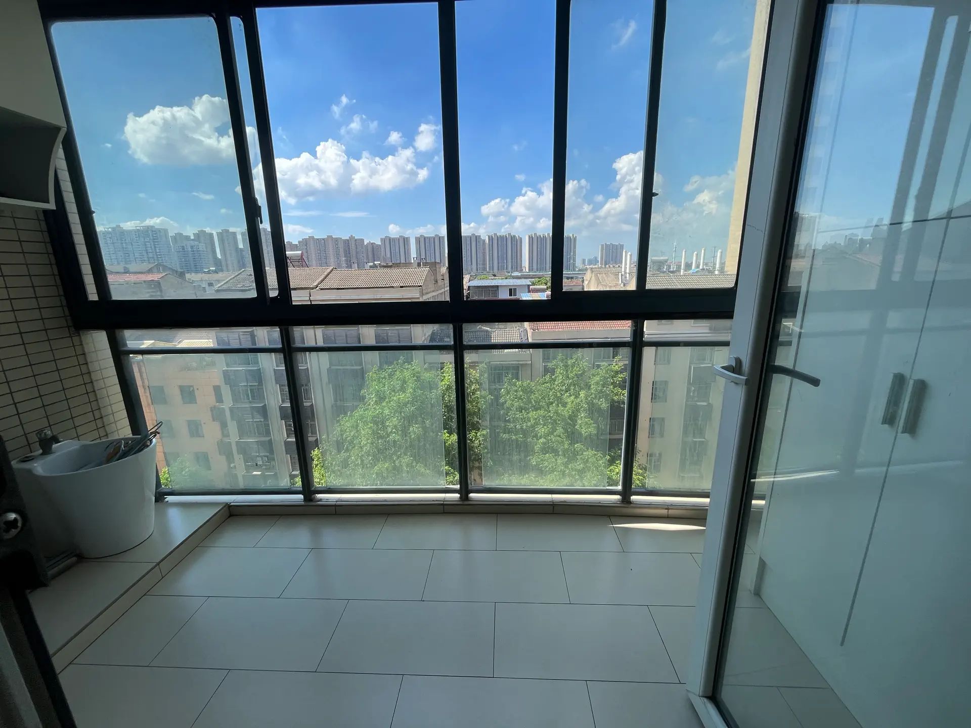 城西中央华府精装三房，小高层，房子保养还可以，中央空调，拎包入住