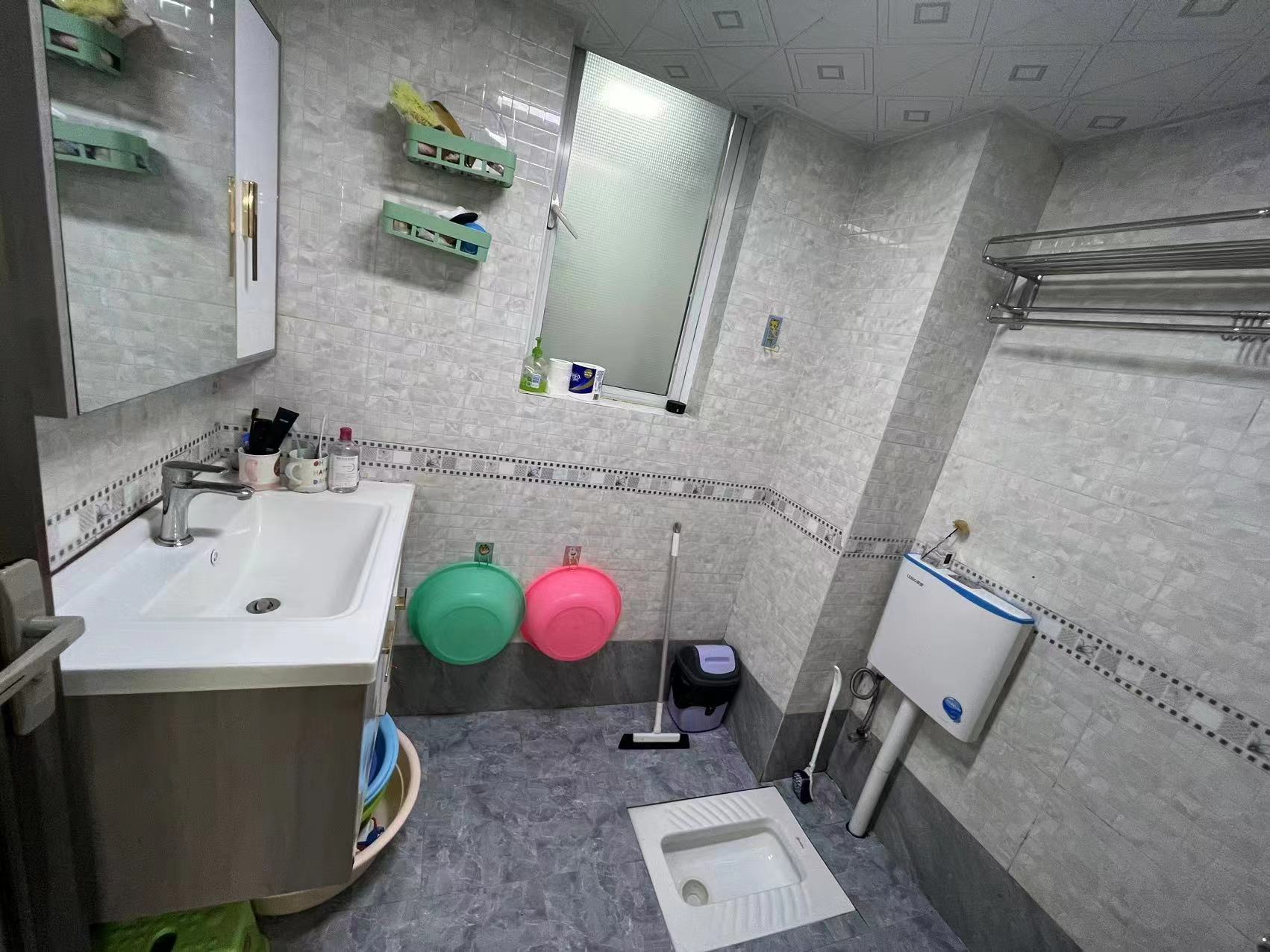 紫金城.精装大两房.屋里成色新.证件满二.看房方便