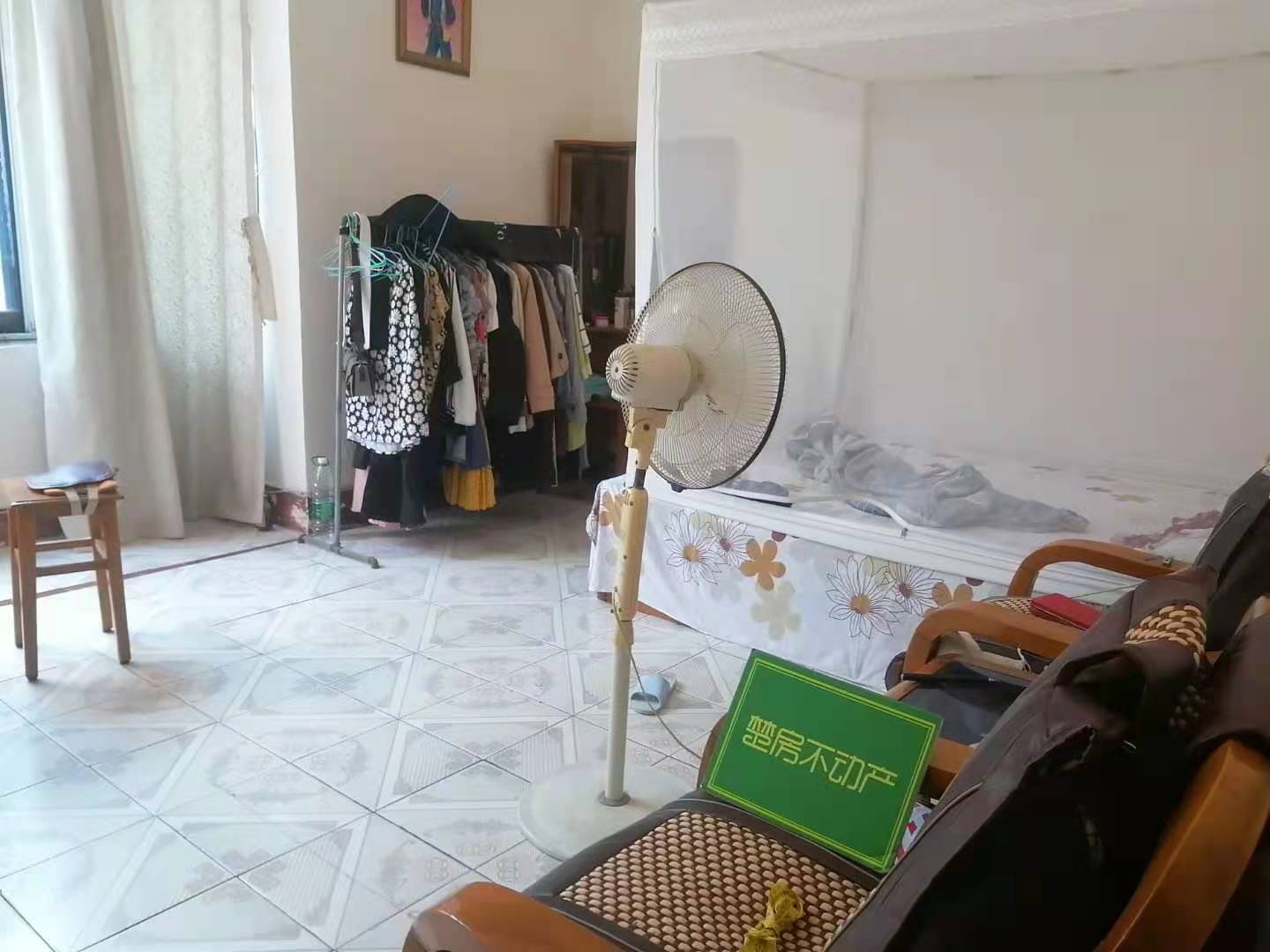 私房  街2间4层有证可过户门口可以走大货车非常方便