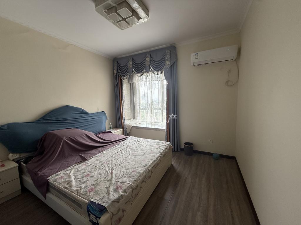 城南，新‮壹城‬号‬五期，​电‮小梯‬高层，精装​3房2厅2卫，中间好楼层，家电全送，证满二