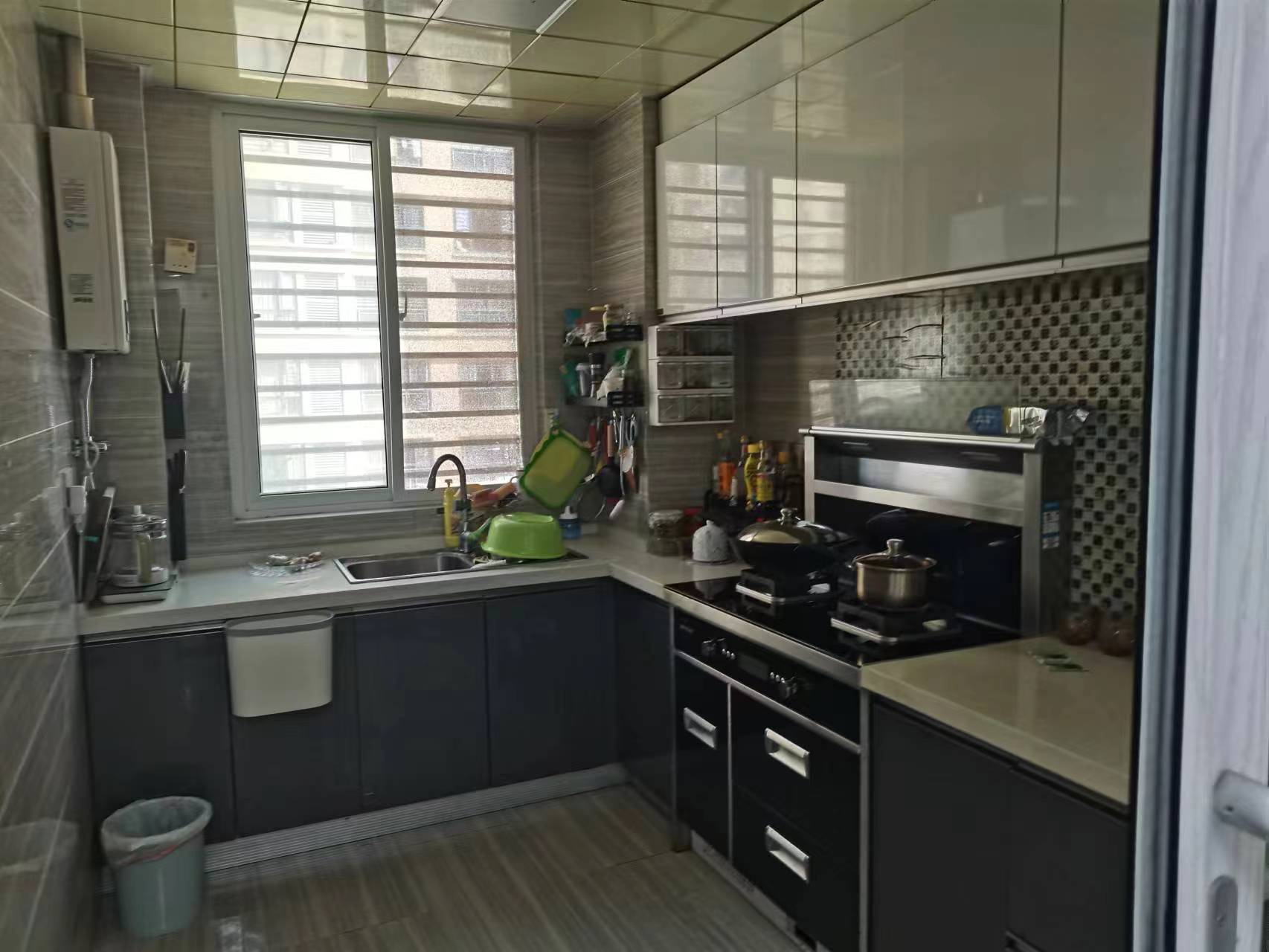 公园世家.精装三房两卫.中间楼层..证件满二.看房约