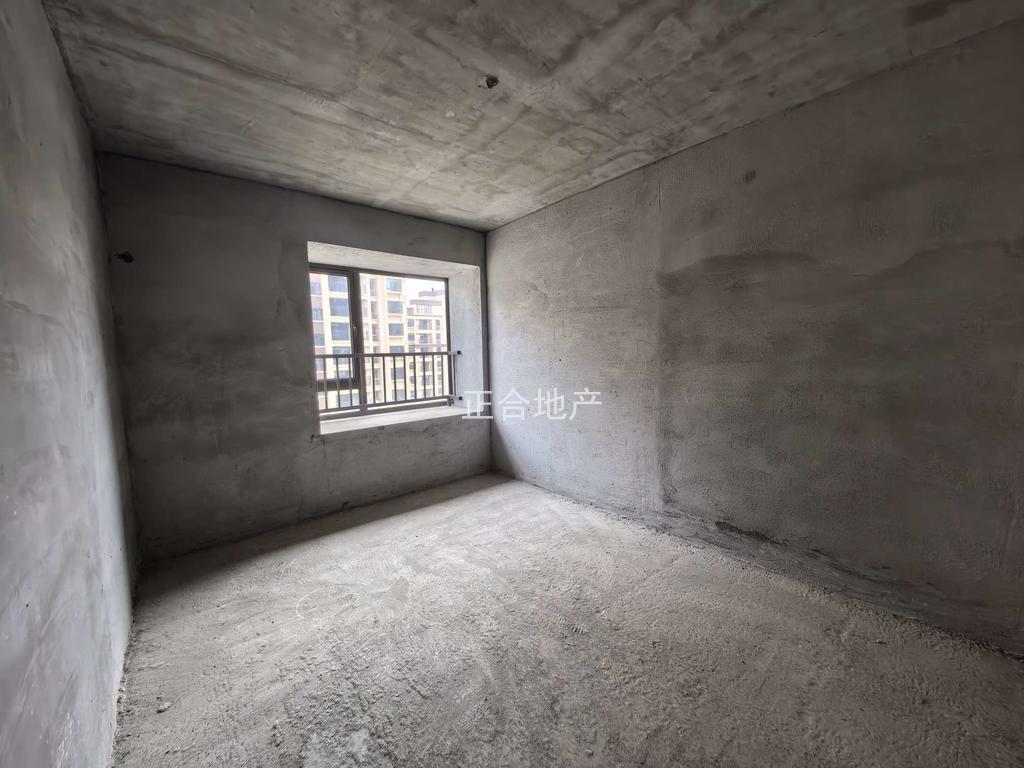 荣怀a区，现房，电梯小高层，好楼层15楼，4开间朝南，68万包满二