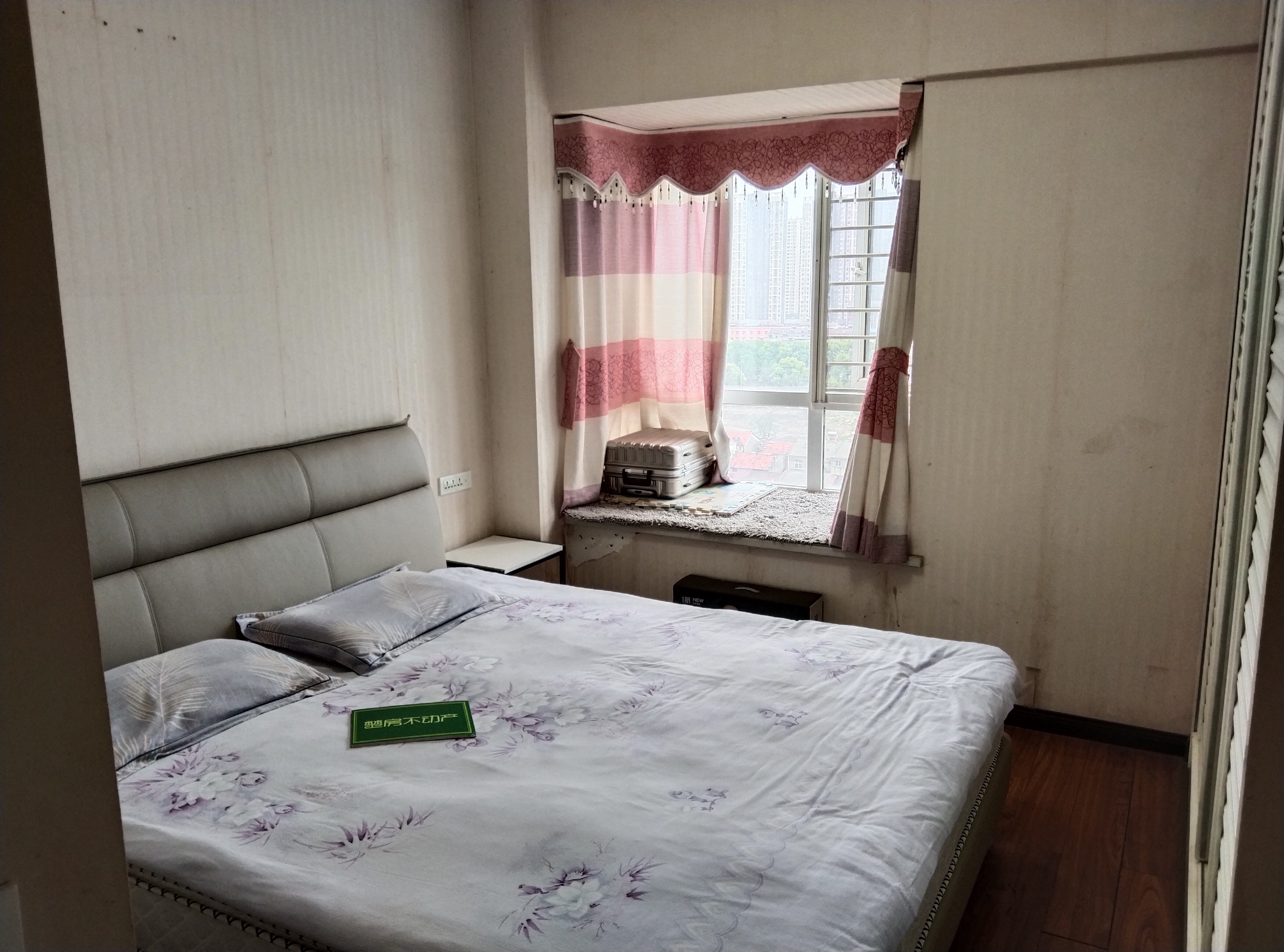 东城国际中间楼层三开间朝南中间好楼层彩光好的不得了满五wei一业主诚心出售