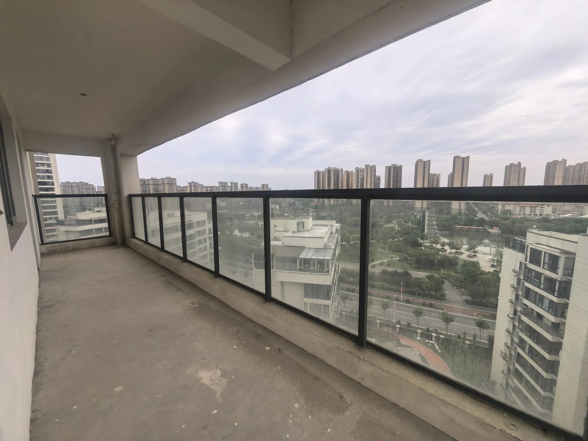 蓝天花园，公园旁，270°转角阳台，电梯入户，1梯1户，小高层好楼层