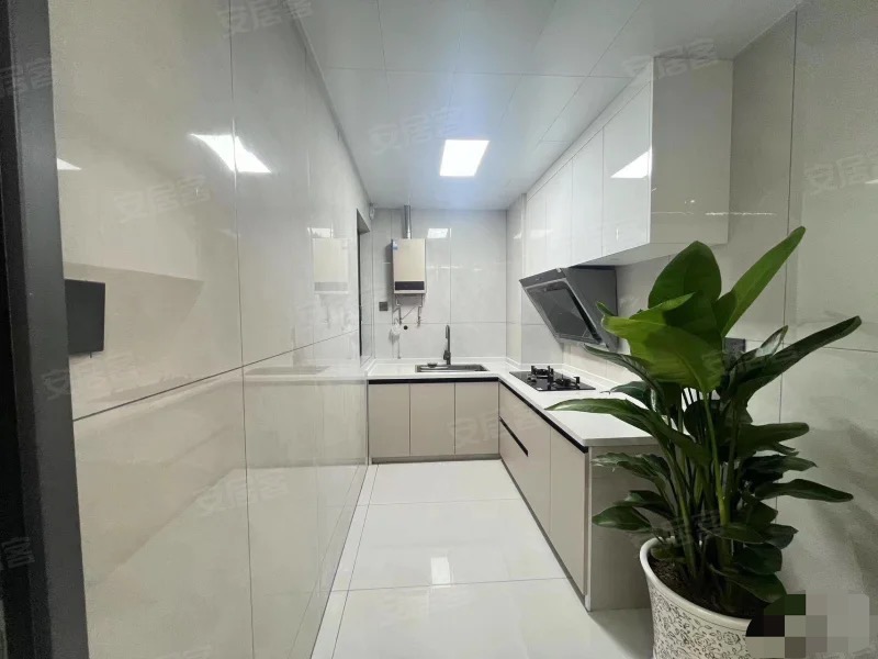 降价了，急售，供暖房，满庭春，一楼带大院子，全新装修三房，仙桃晓学旁