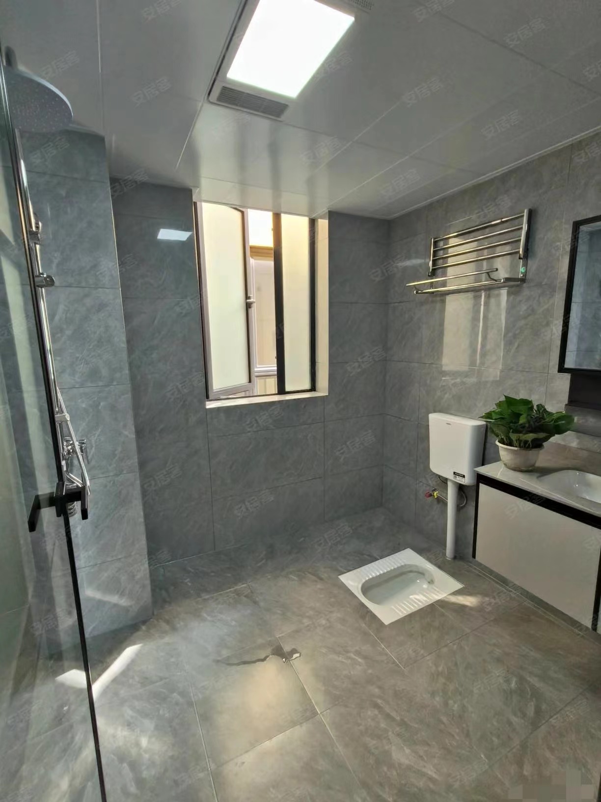 33，诚心出售，森林国际翡冷翠，全新精装三房，采光视野很好，满二