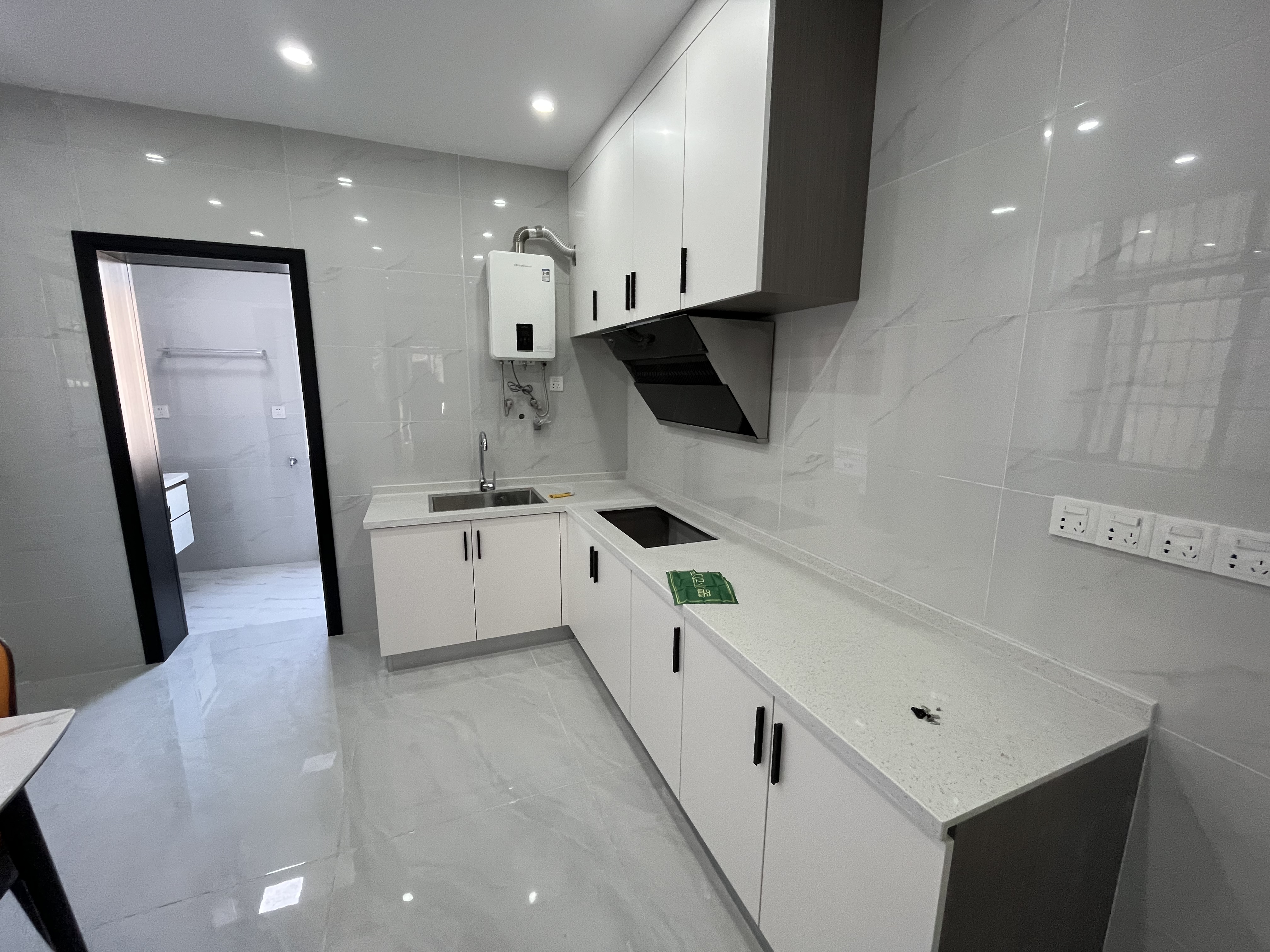 运管宿舍，东区车站附近，全新精装，步梯二楼，看房有钥匙，