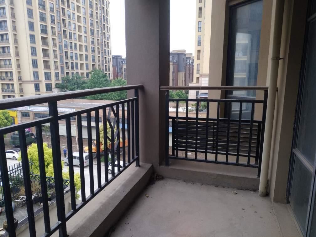 房东急售绿地华庭毛坯大二房证满2年三面采光南北通透户型