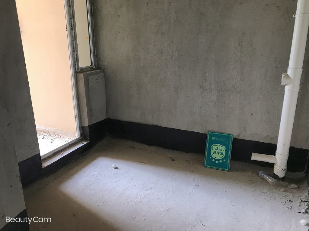 南国明珠毛坯三房，好楼层采光视野到位的很，小区环境优美，上嶨近的很