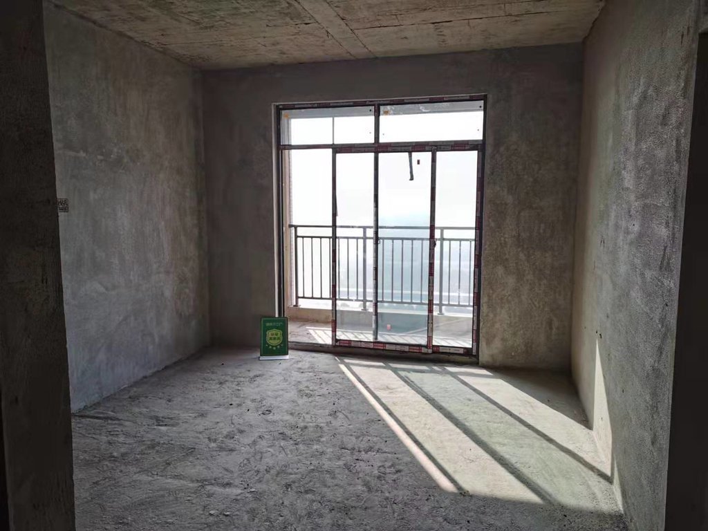 沔阳悦府城西新妇幼旁 毛坯小三房 户型方正，三开间朝南！周边配套一应俱全。