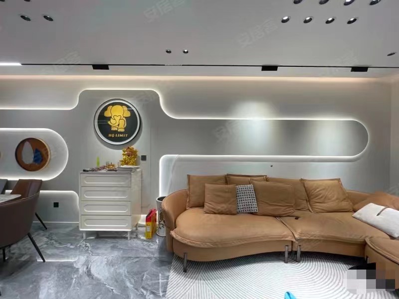 城南，南国明珠，电梯22楼 ，豪装四房两厅两卫， 全屋中央空调 ，无主灯设计，南北通透