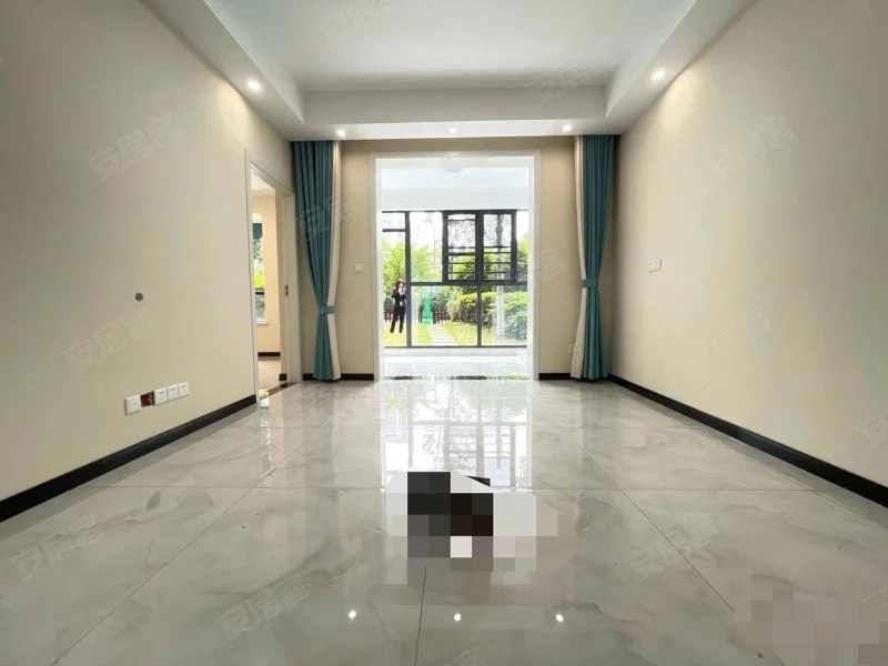 急售，城南，元泰A区，1楼带院子房子，精装3房2卫，证满二