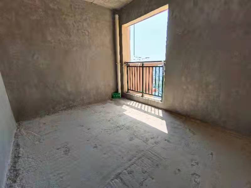 都市高尔夫毛坯2房可以当门面开小卖部