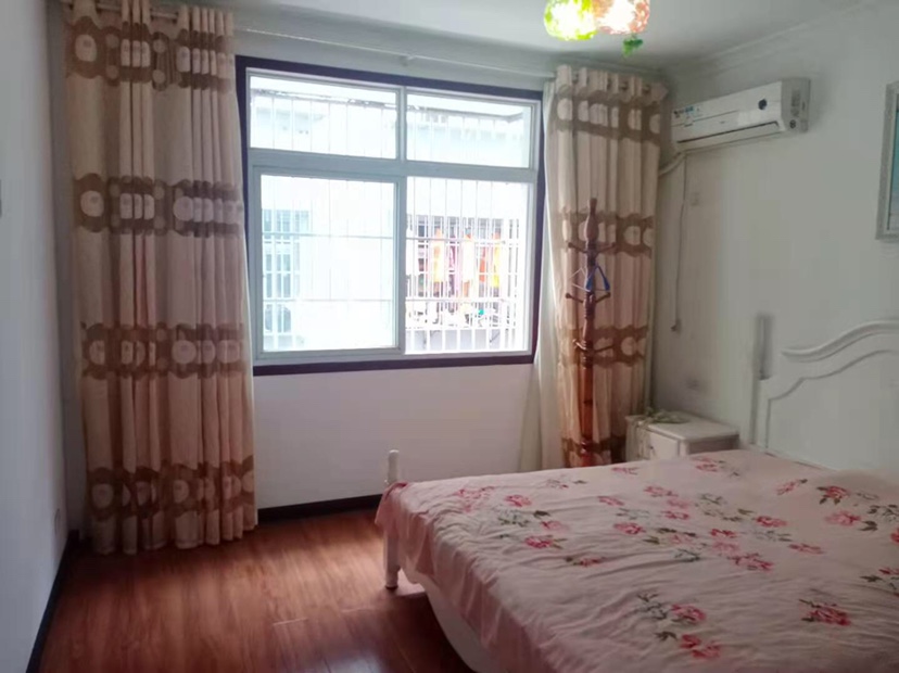 城市丽景对面步梯5楼，精装修，