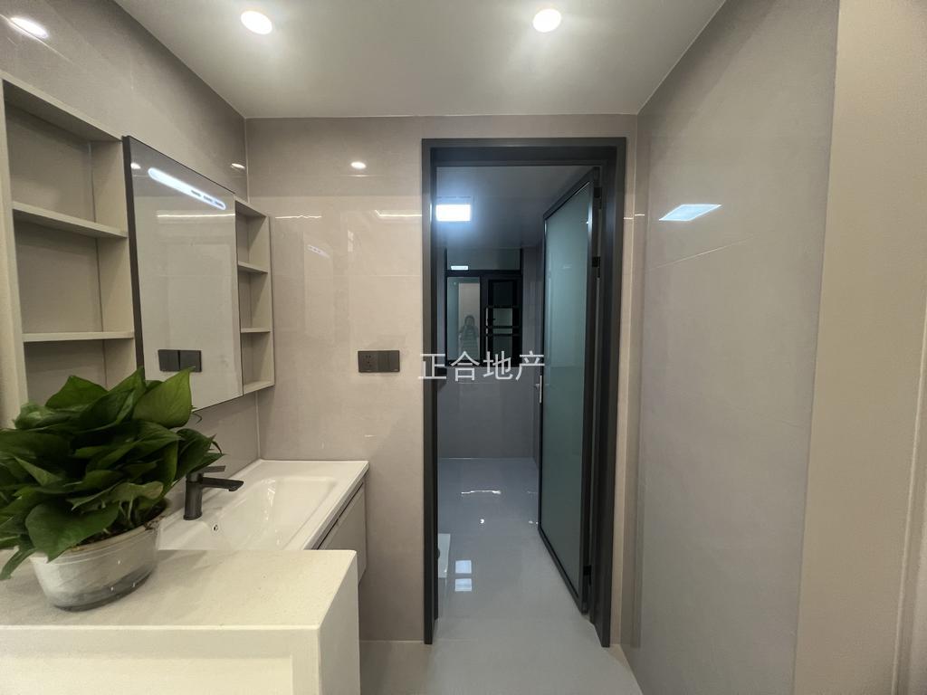 城南，御湖世家，精装三房二卫，电梯好楼层17楼，老证，证满二